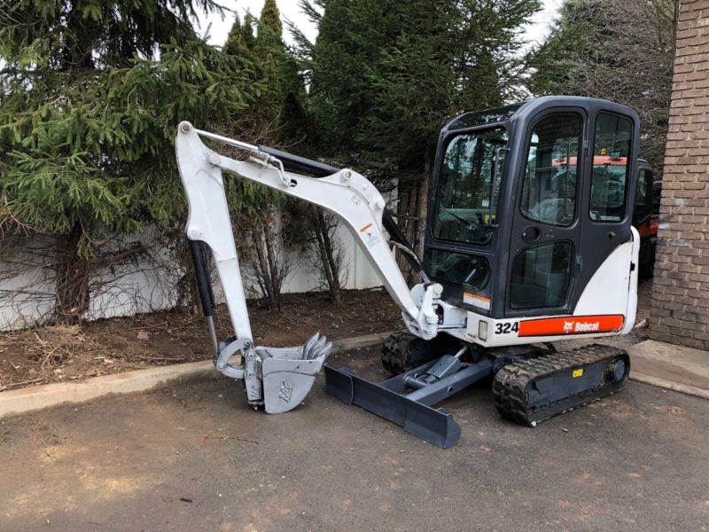 Fully Inclosed Bobcat 324 "mini Excavator" 3,400 Lbs - 2 Speed W/ Blade