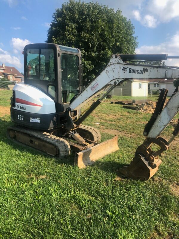 Bobcat E32 Mini Excavator, Cab, Heat/ AC,1400 Hrs, Rubber Tracks for