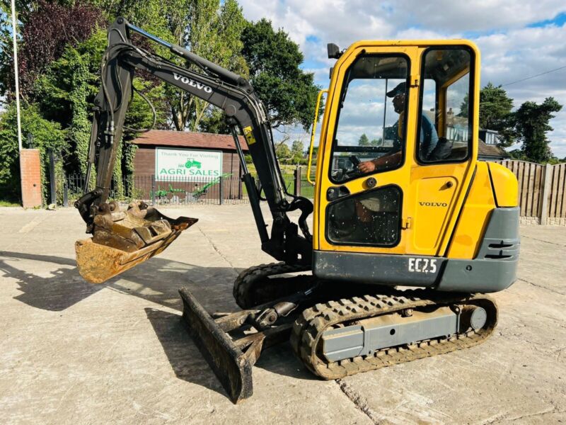 Volvo EC25 Tracked Excavator C/w 3 X Buckets & Quick Hitch for sale ...